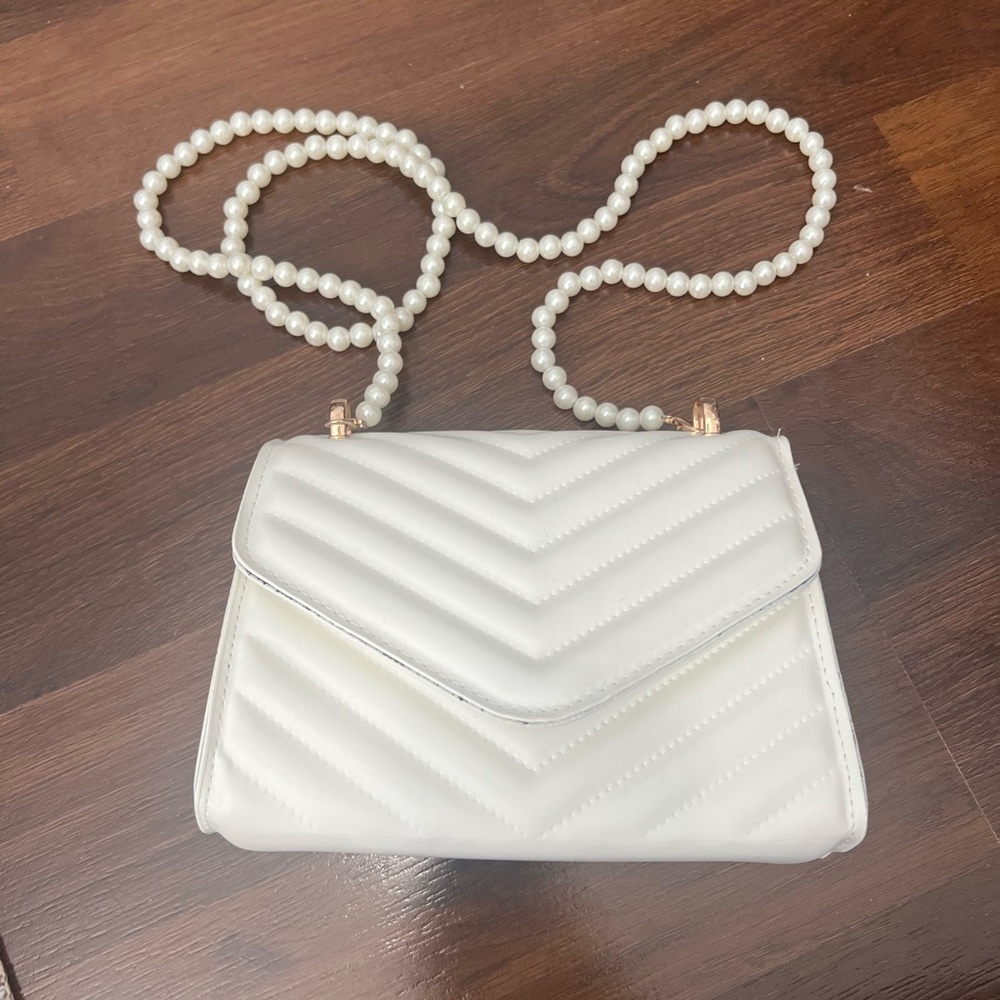 White crossbody with Pearl strap
